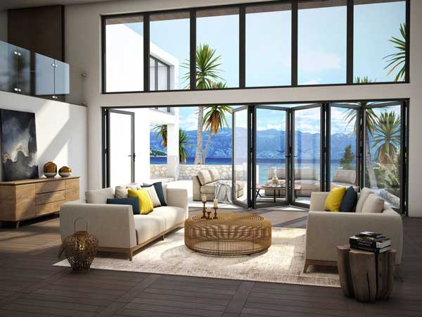 Vardagsrum med stora glaspartier